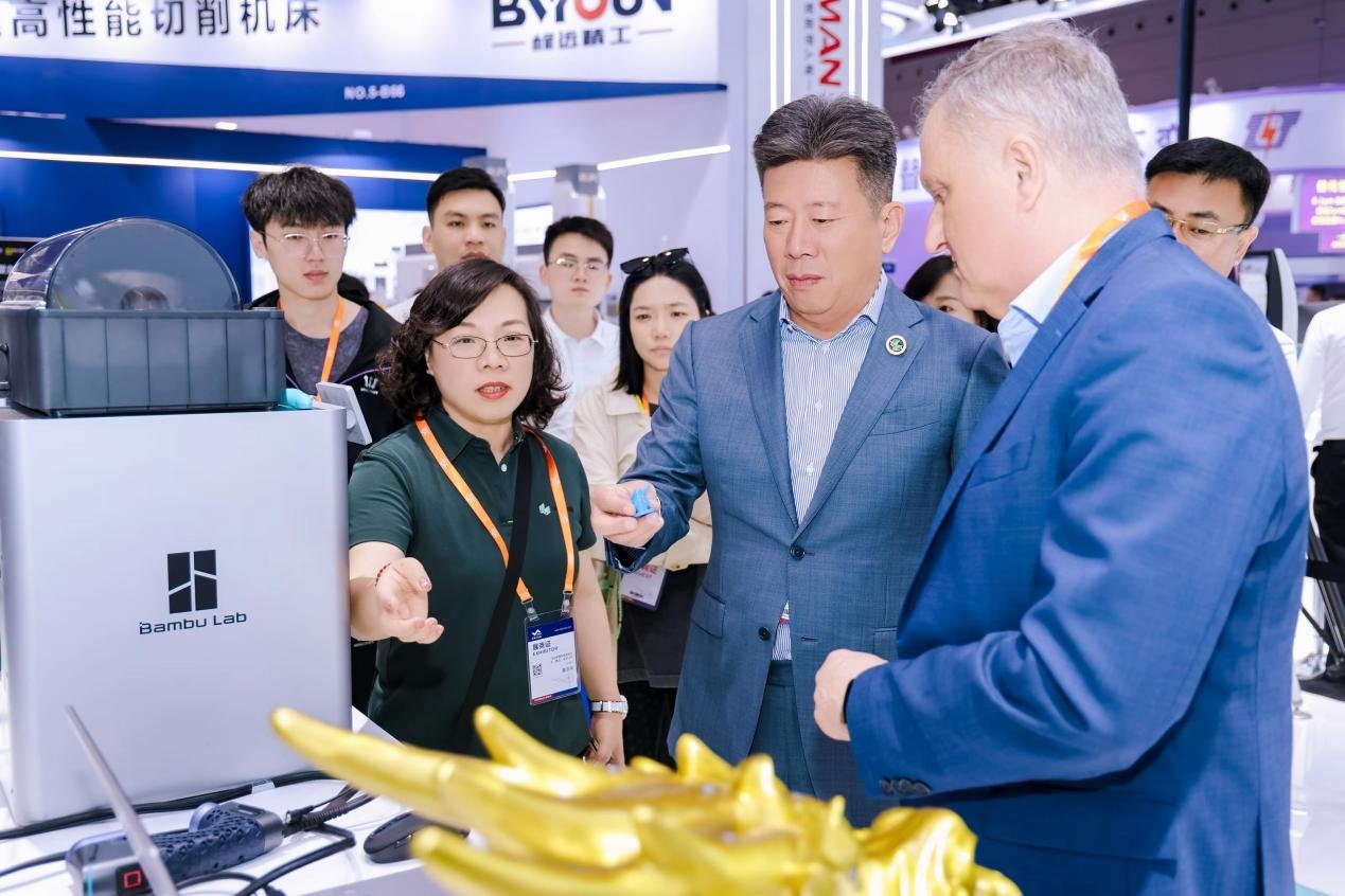 高端装备制造_北京航空航天精密零件加工_智能制造转型