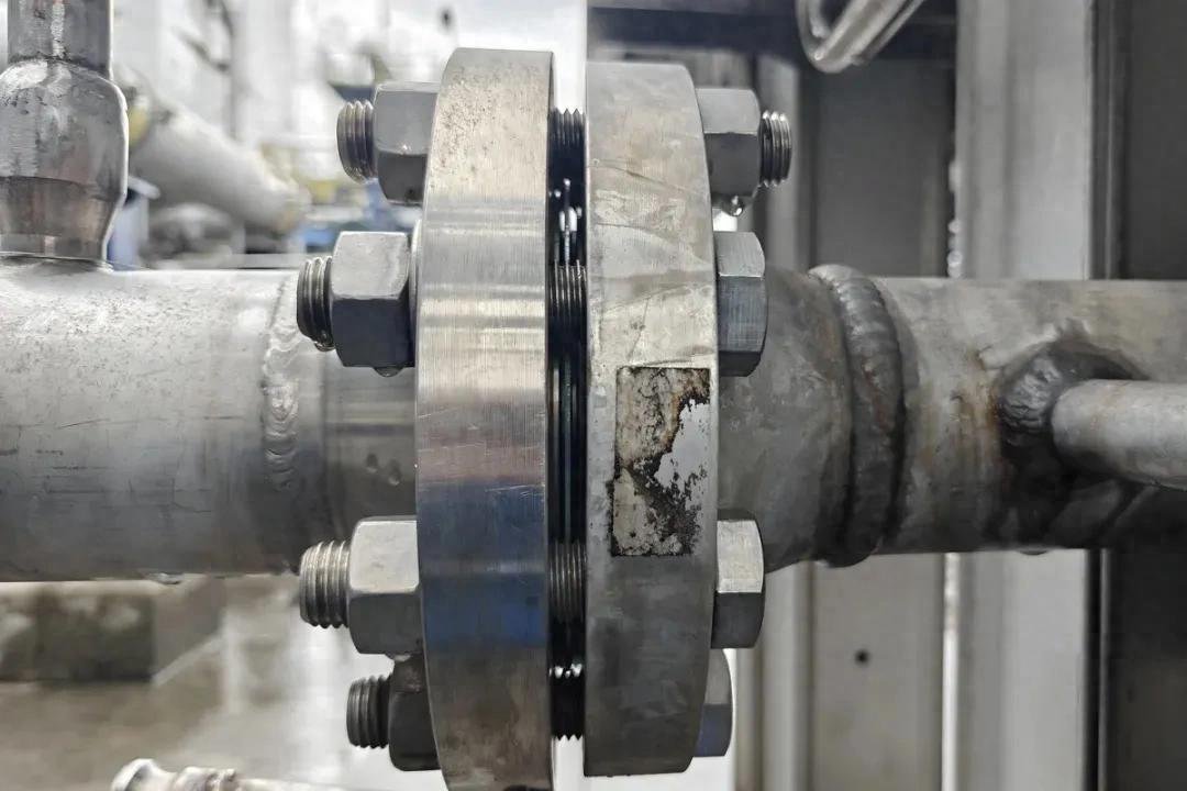 フランジ接続時の六角ボルトやスタッドは正しく使用していますか?-大連富泓機械有限公司