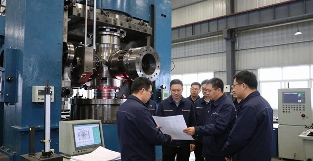 有万吨水压机的大型铆焊厂_630吨·米有轨式锻造操作机_15000吨自由锻造水压机