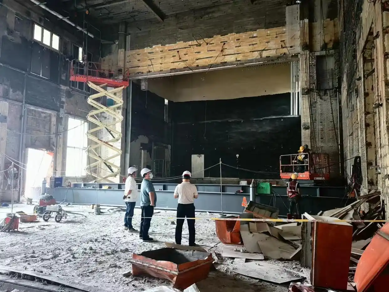 既有建筑加固改造钢结构施工方案_旧起重机结构加固增容铆焊施工方案_钢结构施工分区及流程