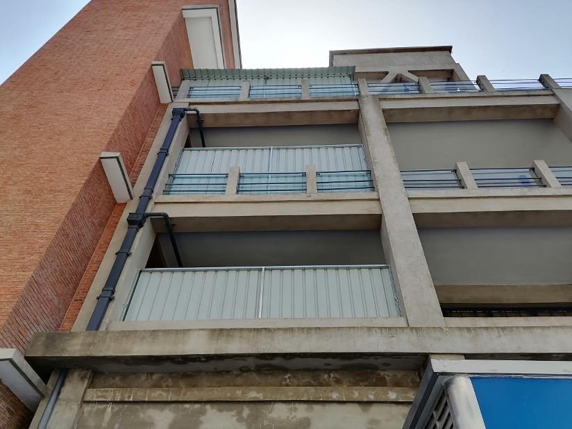 中南建设钢结构公司援建上海方舱医院_中交总部基地项目部抗击上海疫情_紧急援建项目(如方舱医院)快速钢结构铆焊